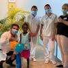 Chefarzt Prof. Dr. Emilio Domínguez und sein Team freuen sich mit Maria aus Angola über die erfolgreich verlaufene Operation.