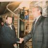 Herr Mahr (li.) gratulierte Josef Stark nach der Wahl zum Ersten Bürgermeister 1990. Herr Mahr (li.) gratulierte Josef Stark nach der Wahl zum Ersten Bürgermeister 1990.