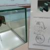 In der Glasvitrine links: Schmuck einer Frau aus dem Gräberfeldbei Grundfeld. Die Bronzehaarspange wird auf das 11. Jahrhundert vor Christus datiert. In der Glasvitrine links: Schmuck einer Frau aus dem Gräberfeldbei Grundfeld. Die Bronzehaarspange wird auf das 11. Jahrhundert vor Christus datiert.