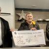Stolze 1000 Euro spendete die Firma Küche & Wohn Design. Firmenchef Rudolf Grießer (Mi.) übergab den symbolischen Scheck an BRK-Kreisgeschäftsführer Thomas Petrak (li.) und HMS-Initiator Till Mayer im Burgkunstadter Showroom.