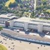 Millioneninvestition: Auf dem Mitarbeiterparkplatz der Firma Baur wird ein vollautomatisiertes Shuttle-Lager gebaut. Das Rückgebäude des bestehenden Lagerkomplexes (vorne) muss dem Neubau weichen.