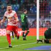 Willi Orban (l) setzt nach seinem Treffer zum 1:0 für Leipzig zum Jubellauf an.