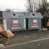 Ein Ärgernis sind Müllablagerungen an den Wertstoffcontainern an der Kläranlage in Weidnitz. Nachdem wieder ein Blech-Container aufgestellt worden ist, wurde zwar das Problem mit dem Altmetall gelöst, doch kippen rücksichtslose Zeitgenossen ihren Unrat weiter dort ab, wie unsere Leserin Katrin Riedel beklagt. Der Unrat werde sogar auf den umliegenden Wiesen und Gehwegen verstreut. Sie hoffe auf eine behördliche Abhilfe. Bei der Burgkunstadter Stadtverwaltung ist das Problem bekannt. Regelmäßig werden dem zuständigen Landratsamt Verschmutzungen gemeldet und meist vom städtischen Bauhof entfernt, teilte Michael Wagner vom Ordnungsamt dazu mit. Er appelliert an die Bürger, nur Wertstoffe in die Container zu werfen und nichts davor zu stellen. Die Kosten für die Entfernung müsse schließlich die Allgemeinheit tragen.