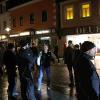 Mit Unterstützung der Bereitschaftspolizei sorgten Beamte der Polizeiinspektion Lichtenfels dafür, dass es bei der Kundgebung am Montagabend nicht zu Menschenansammlungen außerhalb des Marktplatzes kam. Dabei fielen auch mal Schimpfworte von Seiten der Demonstranten.