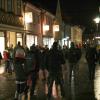 In kleinen Gruppen zogen Demonstranten gegen die Coronabestimmungen am Montag trotz der Allgemeinverfügung durch die Innenstadt. In kleinen Gruppen zogen Demonstranten gegen die Coronabestimmungen am Montag trotz der Allgemeinverfügung durch die Innenstadt.