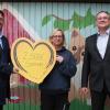 Dirk Aumüller, Bereichsleiter Individualkundenbetreuung (li.), und Matthias Batzner, Teamleiter Service Regionalmarkt Lichtenfels (re.) übergabenTierheimleiterin Sandra Schunk die Spende.
