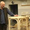 In der Möbelwerkstatt: Stefan Meiners will den Schülern und Schülerinnen den Blick weiten und neue Perspektiven eröffnen. In der Möbelwerkstatt: Stefan Meiners will den Schülern und Schülerinnen den Blick weiten und neue Perspektiven eröffnen.