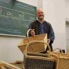 Stefan Meiners mit Schülerarbeiten an seinem neuen Wirkungsort, der Berufsfachschule für Flechtwerkgestaltung. Stefan Meiners mit Schülerarbeiten an seinem neuen Wirkungsort, der Berufsfachschule für Flechtwerkgestaltung.
