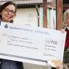 Bei der Spendenübergabe Anja Dießenbacher (li.) und die 2. Vorsitzende des Tierschutzvereins Lichtenfels Eva Apel.