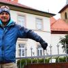 Im Schatten des Kirchturms: Reinhold Bayer wohnt trotz seiner traumatischen Erfahrungen mit der Kirche im Pfarrhaus in Kirchschletten.