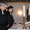 Pfarrer Ulrich Jobst und die scheidende Vikarin Christina Saueracker vollziehen gemeinsam das Abschlussgebet.