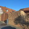 Die Grundstücksmauer des Anwesens Schloß-Banz-Straße in Kösten ist dem Bauausschuss ein Dorn im Auge und muss umgebaut werden.