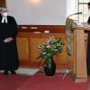 Christina Saueracker überreicht zum Abschied dem Pfarrersehepaar Claudia und Ulrich Jobst einen kleinen Feigenbaum. Christina Saueracker überreicht zum Abschied dem Pfarrersehepaar Claudia und Ulrich Jobst einen kleinen Feigenbaum.