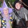Die Rotkreuz-Aktiven Rosemarie Göhring und Dieter Popp beim Rosenmontag-Blutspendetermin im Jahr 2020. Die Rotkreuzler wollen auch heuer wieder mit tollen Verkleidungen den närrischen Termin am Faschingsdienstag in der Stadthalle vornehmen.Archivfoto: red