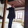 Die Vorarbeiten zur Rathaussanierung haben begonnen, wie Bürgermeister Michael Zapf in den früheren Räumen der Bauverwaltung zeigt. Mitarbeiter des Bauhofs haben die nachträglich eingebauten Zwischenwände herausgenommen, um Platz für den künftigen Sitzungssaal zu schaffen.