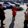 Bürgermeister Mario Schönwald vor dem Bahnhofgebäude im Gespräch mit Olena Krajcik und Tetyana Langbein. Bürgermeister Mario Schönwald vor dem Bahnhofgebäude im Gespräch mit Olena Krajcik und Tetyana Langbein.