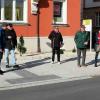 Das geht gar nicht: die Kennzeichnung "Gesicherter Übergang" führt direkt auf die Durchgangsstraße. Oliver Krain, Josef Braun, Margit und Manfred Böhm sowie SBUN-Stadrätin Sandra Nossek (v. li.) bei der Begehung des Blinden- und Sehbehindertenbundes in Bad Staffelstein.
