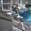 Eine Intensiv-Pflegerin versorgt einen schwer an Corona erkrankten Patienten. Sechs an Covid-19  erkrankte Patienten werden zurzeit in den Regiomed-Kliniken auf der Intensivstation betreut, weitere zehn müssen intensiv beatmet werden.