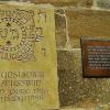 Wenn bei jüdischen Trauungen der Bräutigam das Glas, aus dem seine Braut und er getrunken haben, am Hochzeitsstein der Synagoge zerbricht, so dient dies dem Gedenken an die Zerstörung des Tempels in Jerusalem. Zugleich erinnert es an die Zerbrechlichkeit allen Glücks. Aus dem Jahr 1988 stammt diese originalgetreue Nachbildung des Hochzeitssteins an der Außenwand der ehemaligen Synagoge in Altenkunstadt. 1726 errichtet, dient das Gebäude nach einer umfangreichen Restaurierung seit 1993 als Begegnungs-, Kultur- und Gedenkstätte. Eine sehenswerte Dauerausstellung erinnert an das jüdische Leben am Obermain.Text/