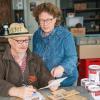 Heimatentwicklerin Marion Deinlein berät Wolfgang Bornschlegel von der Rösterei Garten-Cafe in Hollfeld.