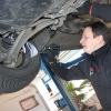 Das Ingenieurbüro Krug ist das erste Unternehmen, das sich im Woffendorfer Gewerbegebiet ansiedeln wird. Prüfingenieur Marco Krug überprüft bei einem Importfahrzeug, ob die Felgen freigängig sind.