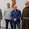 Über die Möglichkeiten häuslicher und teilstationärer Pflege informierte Pflegedienstleiter Manuel Geiger (2. v. li.) von der Caritas-Sozialstation Burgkunstadt beim katholischen Männerverein Casino. Dafür dankten ihm (v. re.) Pater Rufus Witt, Vorsitzender Andreas Jurczyk und Ehrenvorsitzender Josef Schießl.