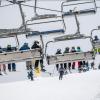Skifahrer sitzen im Sessellift. Auch in Corona-Zeiten sind Spaziergänge, Rodeln und Skifahren im Sauer- und Siegerland sehr beliebt und mit wenigen Einschränkungen sehr gut möglich.