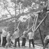 Eine mühsame Arbeit war vor 100 Jahren das Aufrichten eines Hauses, da fast alles in Handarbeit erledigt wurde. Während inzwischen nur noch das Dach von Balken gestützt wird, bestanden damals viele Gebäude aus Fachwerkkonstruktionen. Eine mühsame Arbeit war vor 100 Jahren das Aufrichten eines Hauses, da fast alles in Handarbeit erledigt wurde. Während inzwischen nur noch das Dach von Balken gestützt wird, bestanden damals viele Gebäude aus Fachwerkkonstruktionen.
