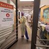 Eine Krankenpflegerin betritt einen abgetrennten Bereich für Covid-19-Patienten. Deren Anteil ist in den vergangenen Tagen und Wochen in den oberfränkischen Krankenhäusern stark angestiegen.