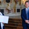 Ein bewegender Augenblick für die Onkologin Dr. Martina Stauch: Ministerpräsident Dr. Markus hat ihr den Verdienstorden des Freistaates Bayern mit Ehrenurkunde verliehen.