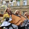 Das Konzert des Bandura-Quartetts „Goldkehlchen“ am Sonntag, 3. April, um 17 Uhr in Selbitz wird per Live-Stream auf You Tube übertragen und ist somit weltweit zu sehen. Einfach auf You Tube eingeben: „Evangelische Kirche Selbitz“. Die „Goldkehlchen“ stammen aus Lwiw (Lemberg) in der Ukraine und sind aus dem dortigen Kriegsgebiet mit insgesamt neun Kindern geflohen. Durch ihre, situationsbedingt äußerst emotionalen Konzerte, versuchen sie Spenden zu sammeln für sich, die Kinder, ihre Familien und Verwandten in der Heimat, die dort auf dringende Unterstützung angewiesen sind. Wer etwas spenden möchte, wendet sich an die Pfarrämter in Burgkunstadt, Pfarrer Geyer; Burkersdorf, Pfarrer König; Schmölz, Pfarrerin Geuter; Unterrodach, Pfarrer Krauter; Selbitz, Pfarrer Zimmermann oder Döbra-Lippertsgrün, Pfarrer Hohenberger.