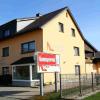 Nicht nur Kunden aus der Region kauften gerne im Altenkunstadter Schuhhaus Brunn. Viele Berliner kamen alle Jahre und sogar Russen und ein US-Soldat aus Hawai. Nicht nur Kunden aus der Region kauften gerne im Altenkunstadter Schuhhaus Brunn. Viele Berliner kamen alle Jahre und sogar Russen und ein US-Soldat aus Hawai.