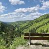 In vielfältigen Grüntönen zeigt sich der Frankenwald im Frühjahr am Lamitzblick.