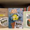Iris Birger und Stefanie Fischer sind Kinderbuch–Bloggerinnen. Vom Netz in die Tageszeitung geht es mit ihren Buchtipps mindestens ein Mal im Monat auf OTverbindet. Mit den heutigen Empfehlungen möchten die beiden gemeinsam mit Ihnen den Welttag des Buches feiern.