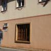 In den ersten Stock dieses Gebäudes, Gasthaus „Zum Lamm“, an der Hauptstraße in Ebensfeld ziehen bald Flüchtlinge aus der Ukraine ein. Bürgermeister Bernhard Storath (im Bild) und sein Team im Rathaus bereiten die Räume und Betreuungsmöglichkeiten für die Neuankömmlinge vor.