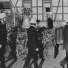 Im Festzug geht es für die neue Nedensdorfer Glocke zu ihrer Weihe durch Pfarrer Hans-Werner Alt. Im Festzug geht es für die neue Nedensdorfer Glocke zu ihrer Weihe durch Pfarrer Hans-Werner Alt.