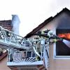 Hartnäckig flammte im Giebel des Wohnhauses das Feuer immer wieder auf.