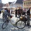 Szene aus einem Nachmittagszwischenhoch bei den Besucherzahlen. Ganz offenbar geriet der Flechtmarkt auch in den Fokus von Ausflüglern und Radfahrern. Szene aus einem Nachmittagszwischenhoch bei den Besucherzahlen. Ganz offenbar geriet der Flechtmarkt auch in den Fokus von Ausflüglern und Radfahrern.