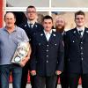 Für 50-jährige Dienstzeit ehrte die Freiwillige Feuerwehr Baiersdorf Georg Wenniger (5. v. li.). Neu in die Wehr aufgenommen wurden Christine Herzog (3. v. li.) und Lukas Fester (7. v. li.). Ihnen gratulierten  (v. li.) Gemeinderat Frank Novotny, Dritte Bürgermeisterin Allmut Schuhmann, der Kommandant der Stützpunktwehr Andreas Leikeim, Kommandant Sebastian Firnschild, stellvertretender Vorsitzender Florian Kunzelmann, Vorsitzender Michael Mahr, Gemeinderat Christian Gampert, Schriftführer Josef Deuerling und Kreisbrandinspektor Thilo Kraus.
