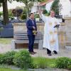 Pfarradministrator Christian Montag (mitte) und die evangelischen Pfarrerin Sabine Schmid-Hagen sprachen den kirchlichen Segen über die neue Urnenwiese.