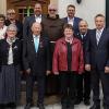 Otto Bähr (vorne, 3. v. li.) nahm zusammen mit seiner Frau Christl (vorne, 2. v. li.) die Glückwünsche aus Politik, Kirche und vielen Vereinen entgegen und feierte seinen Jubeltag gebührend.