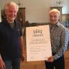 Der Obermeister der Steinmetz- und Bildhauerinnung Christoph May (links) übergab den Goldenen Meisterbrief feierlich an Michael Kerner im Rahmen der Hauptversammlung.