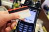 Eine Karte wird an den Bezahl-Terminal von Verifone H5000 an der Kasse eines Supermarktes gehalten. Die Zahlung per Giro- oder Kreditkarte in Deutschland ist nach Angaben von Zahlungsdienstleistern seit Tagen bundesweit gestört.