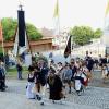 Die Volks-und Gebirgstrachtenverein „D' Werdenfelser“ ziehen mit ihrer Fahnen in die Wallfahrtsbasilika ein. Die Volks-und Gebirgstrachtenverein „D' Werdenfelser“ ziehen mit ihrer Fahnen in die Wallfahrtsbasilika ein.
