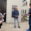 Holger Then (re.) bedankt sich im Namen der Jungen Bürger mit einem Präsent bei der Baunacher Stadträtin Anna Schmitt und Zweitem Bürgermeister Peter Großkopf, die die Besucher über das Lechnerbräu-Gelände führten.
