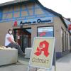 Zwei große Betonpoller blockieren die Zufahrt zur Apotheke am Obermain in Ebensfeld. Apothekerin Claudia Latteier hat eigens ein Schild aufgestellt, damit die Kunden nicht denken, sie hätte geschlossen.