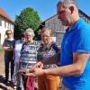 Eine Spargelwurzel braucht drei Jahre Zeit, um sich im Boden zu einer kräftigen Pflanze zu entwickeln, erläuterte Matthias Stenglein (re.). Ruth Mohrand (4. v. li.) dankte ihm für seinen aufschlussreichen Einblick in den Spargelanbau.