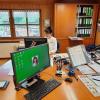 Chefin Viola Partheymüller im modern eingerichteten Büro. Chefin Viola Partheymüller im modern eingerichteten Büro.