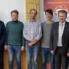 Die wiedergewählten Gremiumsmitglieder mit Geschäftsführendem Direktor Ludwig Weiß (3. v. re.) und Aufsichtsratsvorsitzendem Thomas Schneider (re.): Silvio Reimann (stellvertretender Vorstandsvorsitzender), Harald Reblitz (Vorstandsvorsitzender), Markus Leyh (Aufsichtsrat), Kai Zerrenner (Aufsichtsrat), Manuel Faßold (Aufsichtsrat) (v. li.) und Lukas Rauscher (Aufsichtsrat) (2. v. re.).