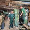 Heiko Partheymüller (Mi.) mit seinen Mitarbeitern im Sägewerk.